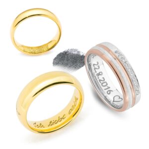 Ein Set aus drei Ringen, perfekt für jede Hochzeit: zwei in Gold mit Inschriften und einer in Silber mit Roségoldstreifen und kleinen eingelegten Edelsteinen. Ein zwischen den Ringen sichtbarer Fingerabdruck verstärkt ihren persönlichen Charme und macht sie zur idealen Wahl für Ihre Hochzeitsplanung.