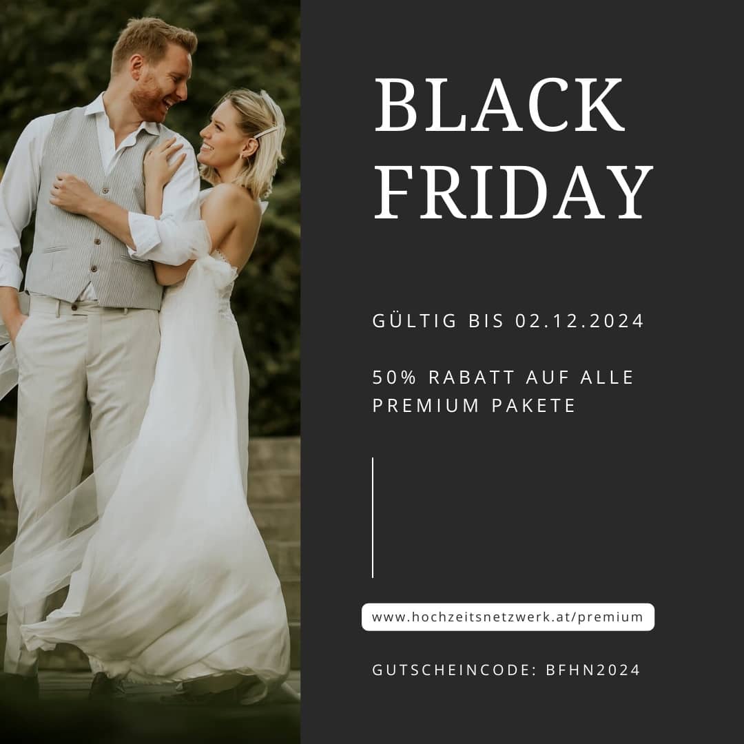 Ein Paar umarmt sich an seinem Hochzeitstag, mit dem Text „Black Friday“ auf Deutsch, der 50 % Rabatt auf alle Premium-Pakete bis zum 02.12.2024 bietet. Website-Link und Promo-Code werden bereitgestellt. Der Hintergrund ist dunkelgrau.