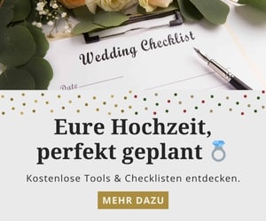 Eine Hochzeitscheckliste mit einem Stift und Blumen auf einem Tisch. Der Text auf Deutsch lautet: "Eure Hochzeit, perfekt geplant. Kostenlose Tools & Checklisten entdecken. MEHR DAZU" mit einem Ringsymbol.