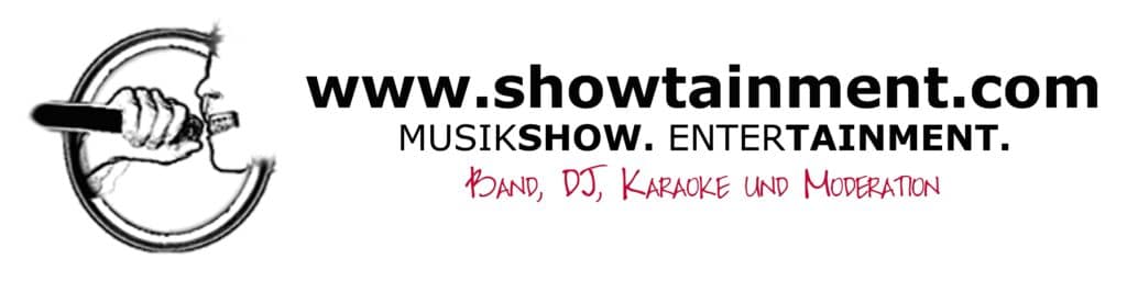 Logo mit einer stilisierten Illustration einer Person, die in ein Mikrofon singt. Der Text lautet „www.showtainment.com MUSIKSHOW. ENTERTAINMENT. Band, DJ, Karaoke und Moderation“ in schwarzer und roter Schrift, perfekt, um jeder Hochzeit oder Veranstaltungsplanung Flair zu verleihen.