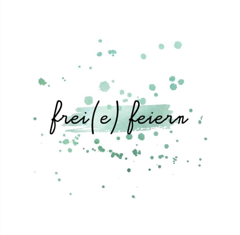 Das Bild zeigt den Text „frei(e) feiern“ in schwarzer Kursivschrift auf weißem Hintergrund, akzentuiert mit grünen Aquarellspritzern und Punkten – eine perfekte Note für Ihre Hochzeitsplanung.