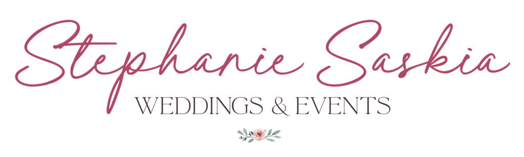 Der stilisierte Text lautet „Stephanie Saskia Weddings & Events“ in Kursivschrift, darunter befindet sich eine kleine Blumendekoration. Der Text ist in Rosa und Schwarz gehalten, perfekt für Ihre Hochzeitsbedürfnisse.