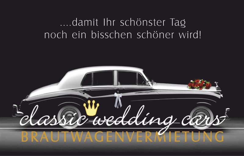 Ein eleganter schwarz-weißer Oldtimer, geschmückt mit einem Strauß roter Blumen, begleitet von einem deutschen Werbetext für einen Hochzeitsautovermietungsservice mit der Aufschrift „...damit Ihr schönster Tag noch ein bisschen schöner wird!“ Perfekt für diejenigen, die sich mit Hochzeitsplanung beschäftigen.