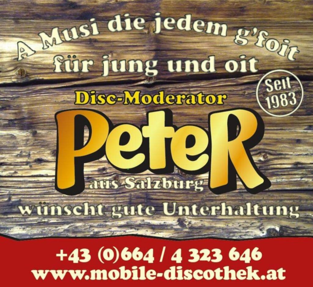 Ein Holzschild mit deutschem Text wirbt für „Disc-Moderator Peter aus Salzburg“, der auf Hochzeitsunterhaltung spezialisiert ist. Das Schild enthält eine Kontakttelefonnummer und Website sowie die Aufschrift „Seit 1983“. Seine rustikale Holzstruktur ruft eine charmante, zeitlose Atmosphäre hervor, die perfekt für jede Feier ist.