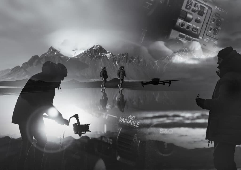 Eine Schwarz-Weiß-Montage zeigt eine Berglandschaft, zwei gehende Menschen, eine Drohne im Flug und Nahaufnahmen der Kameraausrüstung. Diese Szene ruft Themen wie Erkundung und Technologie hervor und spiegelt perfekt die komplexe Choreographie der Hochzeitsplanung inmitten der majestätischen Natur wider.