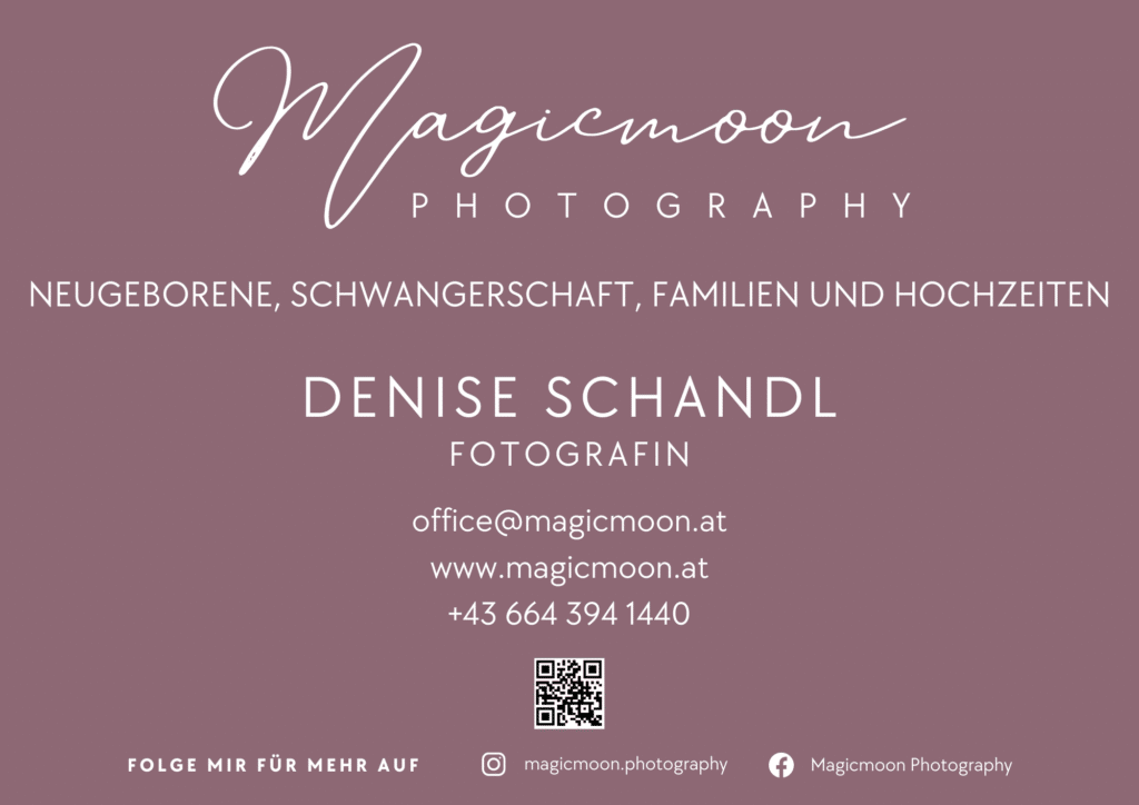 Eine Visitenkarte für Magicmoon Photography mit Denise Schandls Expertise in Neugeborenen-, Schwangerschafts-, Familien- und Hochzeitsfotografie. Für außergewöhnliche Bilder, die Sie vor Ihrer Hochzeit schätzen werden, kontaktieren Sie: office@magicmoon.at, besuchen Sie www.magicmoon.at oder rufen Sie +43 664 394 1440 an. Social-Media-Symbole enthalten.