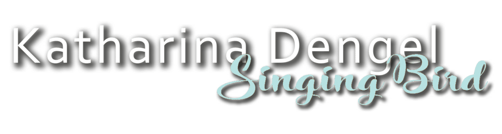 Text mit der Aufschrift „Katharina Dengel Heiraten Singing Bird“ mit „Katharina Dengel“ in fetter schwarzer Schriftart und „Heiraten Singing Bird“ in kursiver blauer Schriftart.