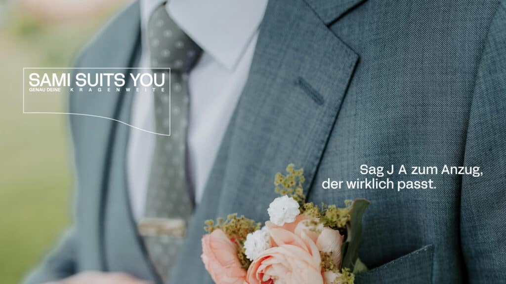 Eine Person in blauem Anzug und Krawatte hält einen Strauß pfirsichfarbener Rosen und weißer Blumen in der Hand. Der Text lautet: „Sami Suits You“ und „Sag Ja zum Anzug, der wirklich passt.“.