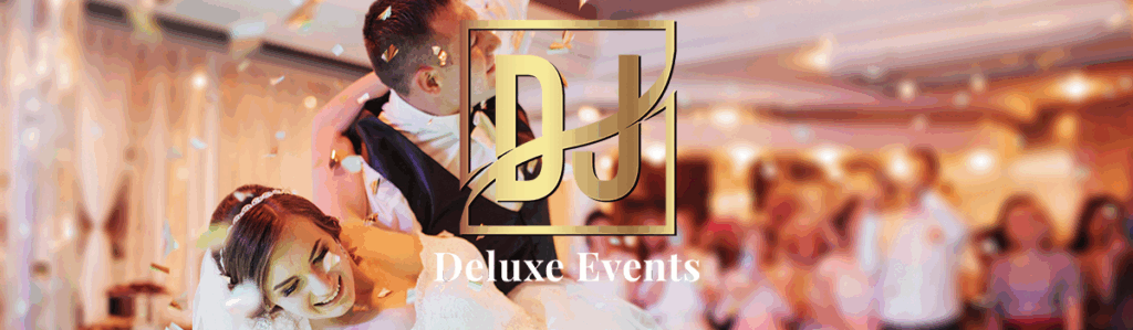 Ein Brautpaar tanzt freudig umgeben von Gästen und Konfetti auf einem Hochzeitsempfang. Das goldene "DJ" Deluxe Events-Logo ist über dem Bild zentriert.