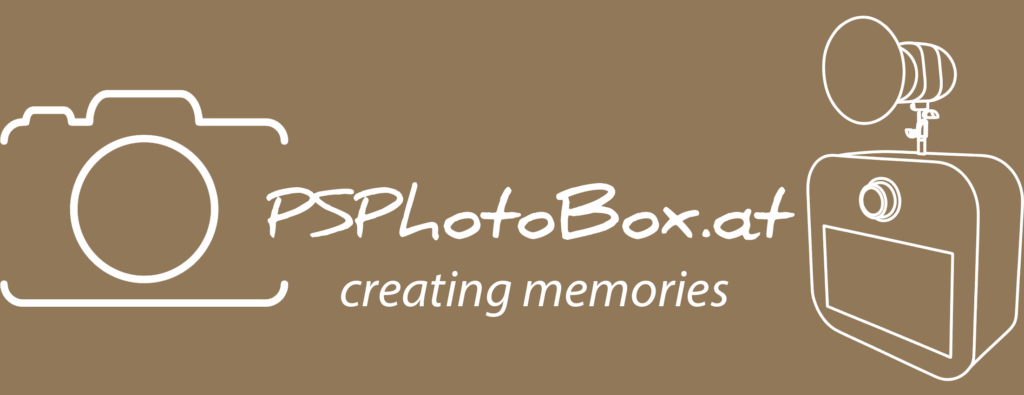 Logo mit braunem Hintergrund, das den Umriss einer Kamera, den handschriftlichen Text "PSPhotoBox.at" und darunter "creating memories" zeigt, daneben eine skizzierte Fotokabine mit Blitzlicht.