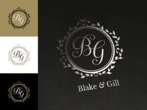 Ein rundes Monogramm-Logo mit den Buchstaben „BG“ ist mit dekorativen Schnörkeln verziert und symbolisiert Eleganz und Raffinesse für Ihre Hochzeitsplanung. Darunter steht „Blake & Gill“. Das Logo erscheint in Gold-, Schwarz- und Weißvarianten auf unterschiedlichen Hintergründen.