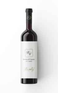 Eine Flasche Wein mit einem weißen Etikett mit einem Monogramm und den Namen „Ruben & Yamila“ sowie dem Datum „17.7.2021“. Perfekt für die Hochzeitsplanung, ruft es in eleganter Schrift „Let’s Party!“ auf seiner dunklen, glänzenden Oberfläche.