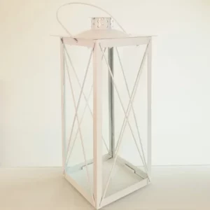 Eine hohe, weiße Metalllaterne mit Glasscheiben und gekreuztem Muster steht aufrecht vor einem schlichten Hintergrund und verleiht Ihrer Hochzeitsdekoration eine elegante Note. Die Laterne hat oben einen Griff und ist somit ideal für kreative Hochzeitsplanung.
