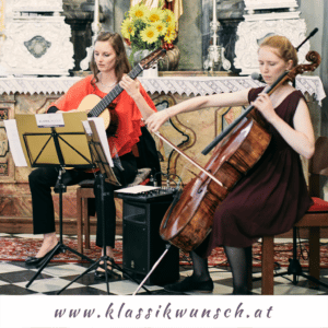Zwei Musiker bereichern mit ihrer harmonischen Mischung die Atmosphäre einer kirchlichen Trauung: einer spielt klassische Gitarre, der andere Cello. Umgeben von kunstvollem Dekor spielen sie von einem Notenständer voller Notenblätter – ideal für jede Hochzeitsplanung. Unten ist eine Website-URL zu sehen.