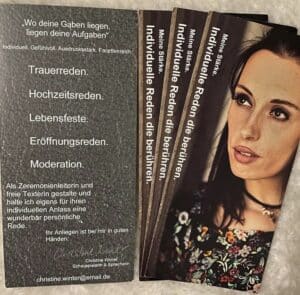 Eine Reihe von Broschüren mit einem Frauenporträt auf dem Cover. Der Text behandelt Trauerreden, Hochzeitsreden und Moderation. Kontaktdaten von Christine Winter, Spezialistin für personalisierte Reden und Expertin für Hochzeitsplanung, werden ebenfalls angezeigt.