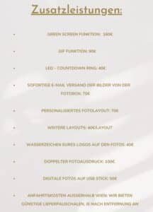 Eine Preisliste mit dem Titel „Zusatzleistungen“ auf Deutsch, perfekt für Ihre Hochzeitsplanung. Darin werden unter anderem Leistungen wie „Green Screen Funktion“ für 160 € und „GIF Funktion“ für 90 € mit klaren Preisen aufgeführt. Der dezente dekorative Hintergrund verleiht Ihren Hochzeitsvorbereitungen eine elegante Note.