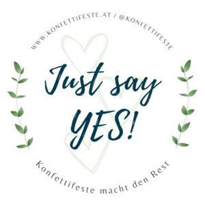 Ein rundes Logo mit Blattakzenten zeigt den Text „Sag einfach JA!“, der auf die Freude an der Hochzeit hinweist. Darunter steht die Überschrift „Konfettifeste macht den Rest“, perfekt für alle, die sich intensiv mit Hochzeitsplanung beschäftigen, mit einer Web-URL oben.