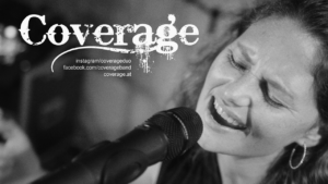 Schwarzweißbild einer Frau, die leidenschaftlich in ein Mikrofon singt. Darüber steht das Wort „Coverage“, daneben sind Social-Media-Handles und eine Website aufgeführt. Perfekt, um bei Ihrer Hochzeit die richtige Stimmung zu schaffen oder Ihr Hochzeitsplanungserlebnis mit Live-Musik zu bereichern.