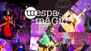 Collage von Live-Bandauftritten mit Musikern, die unter buntem Bühnenlicht Gitarre spielen und singen. Die Textüberlagerung lautet „Wespa Magic“ und „Our Tour & Band“ vor einem Globus und Sternenmustern im Hintergrund.