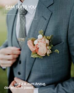 Ein Mann im grauen Anzug richtet seine Krawatte. Am Revers trägt er eine rosa Blumen-Ansteckblume. Die Texte auf dem Bild lauten „Sami Suits You“ und „Sag JA zum Anzug, der wirklich passt“. Der Hintergrund ist von verschwommenem Grün geprägt.