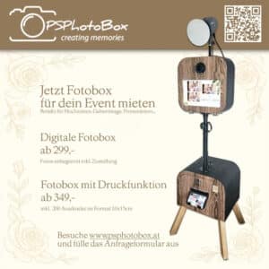 Eine Werbegrafik für PSPhotoBox zeigt eine Fotokabine im Retrostil mit Lichtern und Fotomustern. Der Text in deutscher Sprache wirbt für die Vermietung von Fotokabinen für Veranstaltungen, für Digital- und Druckoptionen und für die Kontaktdaten der Website.