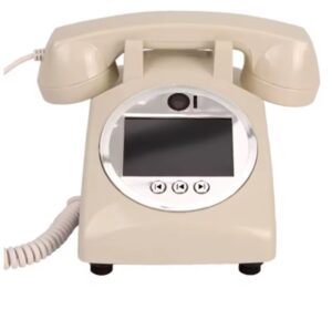 Beigefarbenes Telefon im Retrostil, bei dem die Wählscheibe durch ein digitales Display ersetzt wurde und vier Bedientasten unterhalb des Displays das alte Design mit moderner Technologie verbinden.